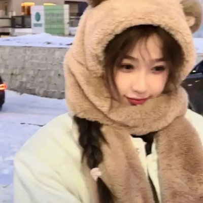 当她换上泳衣